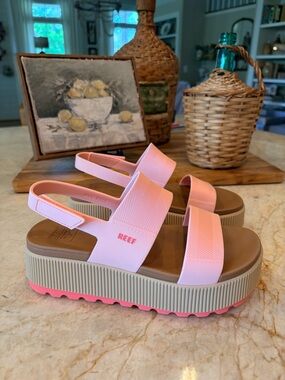 REEF WATER VISTA SIZE 7 COLOR ENGLISH ROSE VERY GOOD CONDITION.